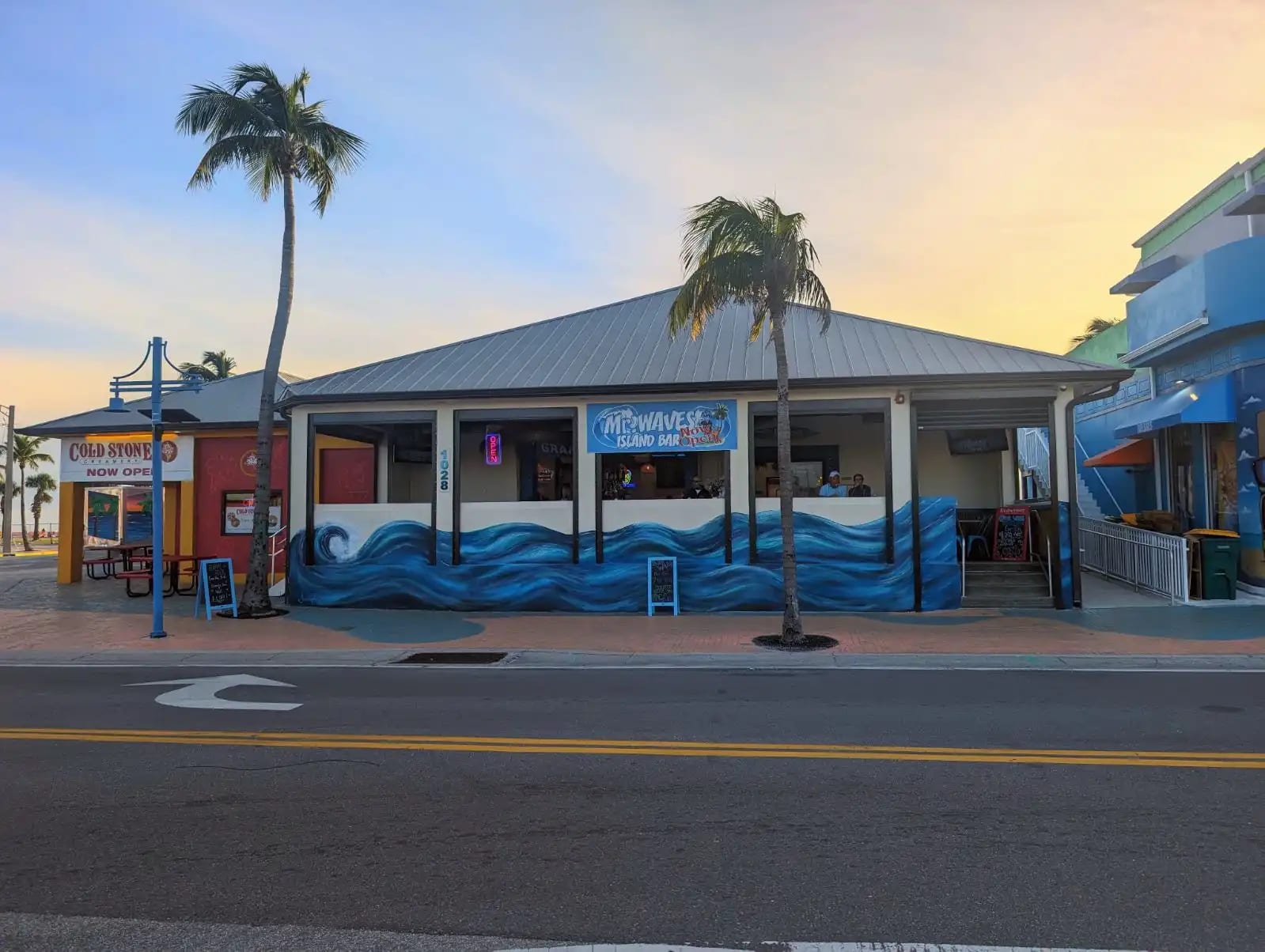 Mr Waves Island Bar