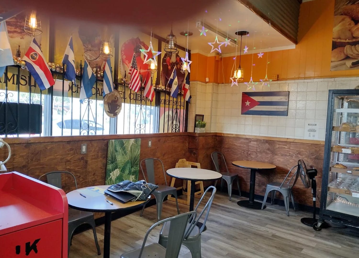 El Nuevo Mundo Market, Bakery & Cafe